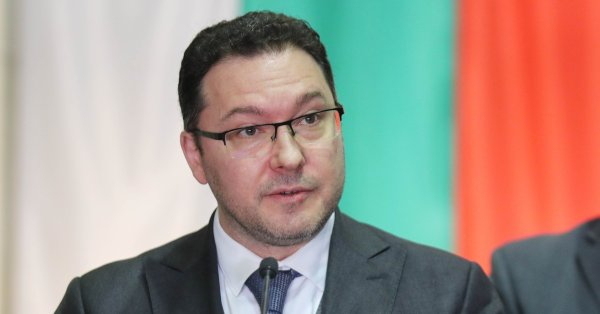 Bulgaristan İçişleri Bakanı Daniel Mitov, 1,2 promilin üzerinde alkol tespit edilen sürücülerin ehliyetlerinin ömür boyu alınması gerektiğini söyledi.