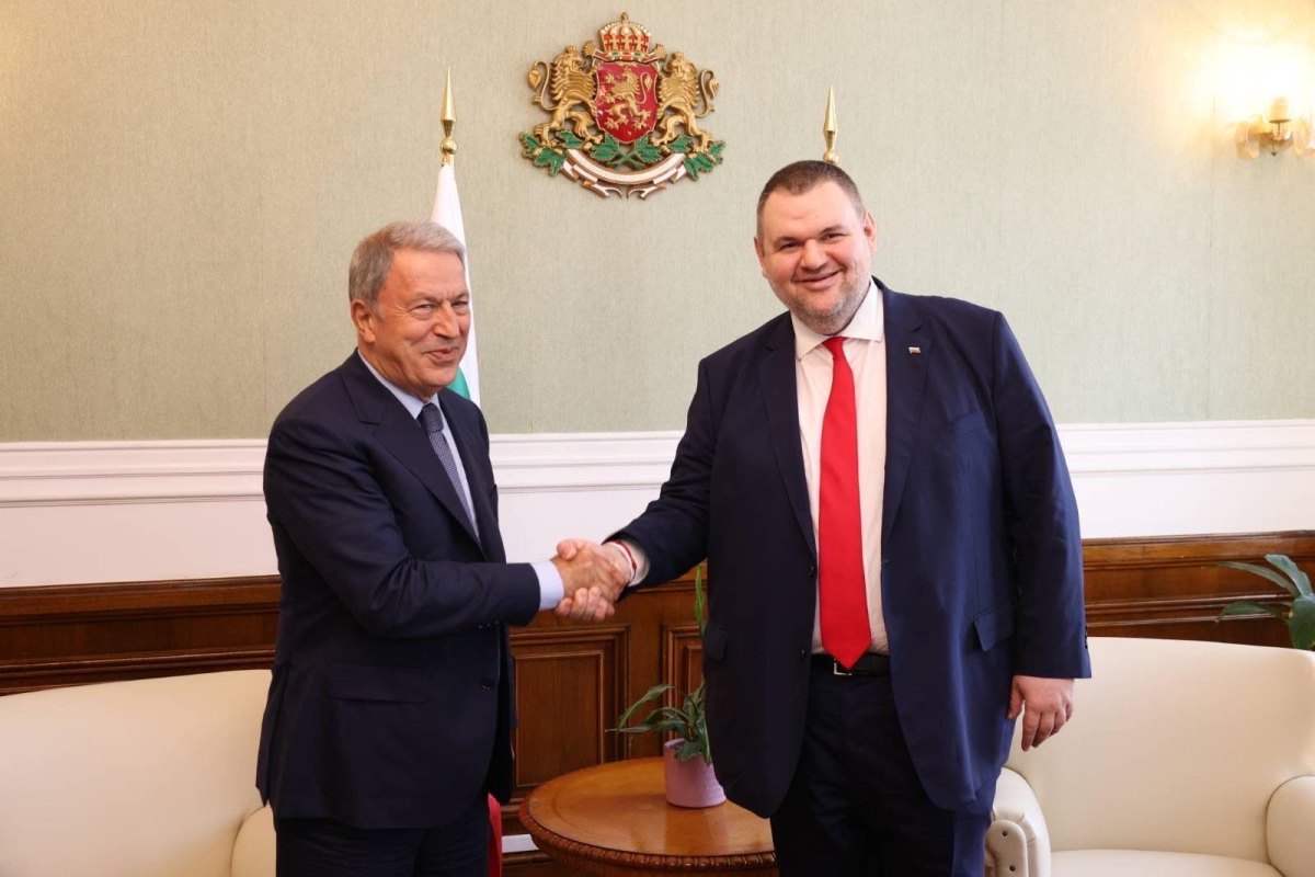 HÖH Lideri ve HÖH-YENİ BAŞLANGIÇ Parlamento Grubu Başkanı Delyan Peevski, Türkiye Büyük Millet Meclisi Milli Savunma Komisyonu Başkanı Orgeneral Hulusi Akar ile Bulgaristan Milli Meclisi’nde resmi bir görüşme gerçekleştirdi.