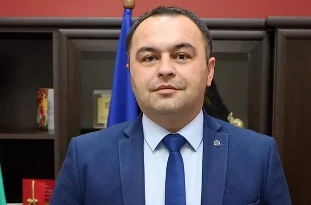 taner emin Танер Мюмюн Емин istifa etti