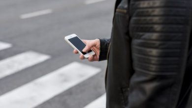 Yeni yasaya göre telefonla meşgul şekilde karşıdan geçen yayalara 100 leva ceza kesilecek.