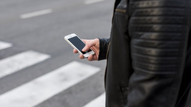 Yeni yasaya göre telefonla meşgul şekilde karşıdan geçen yayalara 100 leva ceza kesilecek.