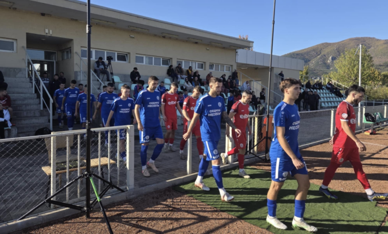 Bulgaristan 3. liginin önemli maçında sürpriz konuk 1 Bulgaristan Maglij kasabasındaki stadyumda önemli maçta özel konuk olarak, yerel oyuncuların ve genç futbol yeteneklerinin performansını yakından takip eden saygın Türk futbol uzmanı Hurser Tekinoktay da vardı.