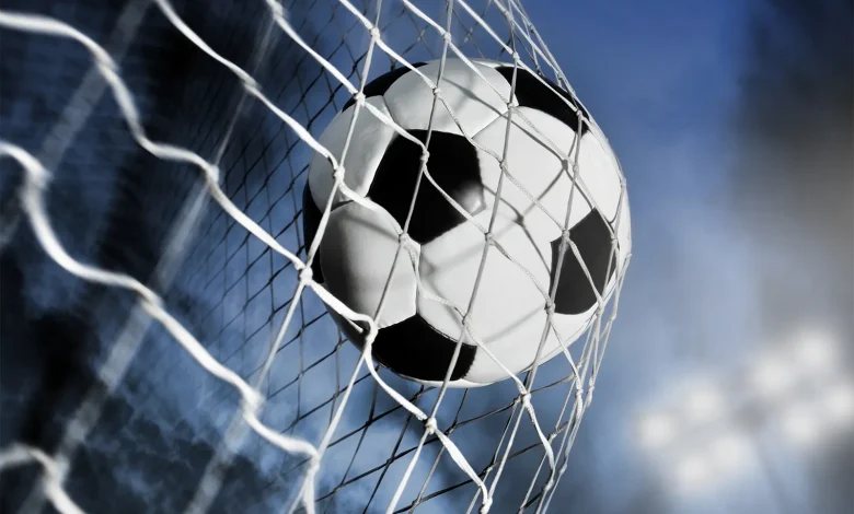Bulgaristan’da futbol camiası sarsıldı. Ülkenin birinci ve ikinci liglerinde forma giyen 46 futbolcu, antrenör ve kulüp görevlisinin 2024/25 sezonunda kendi lig maçlarına bahis oynadığı tespit edildi.