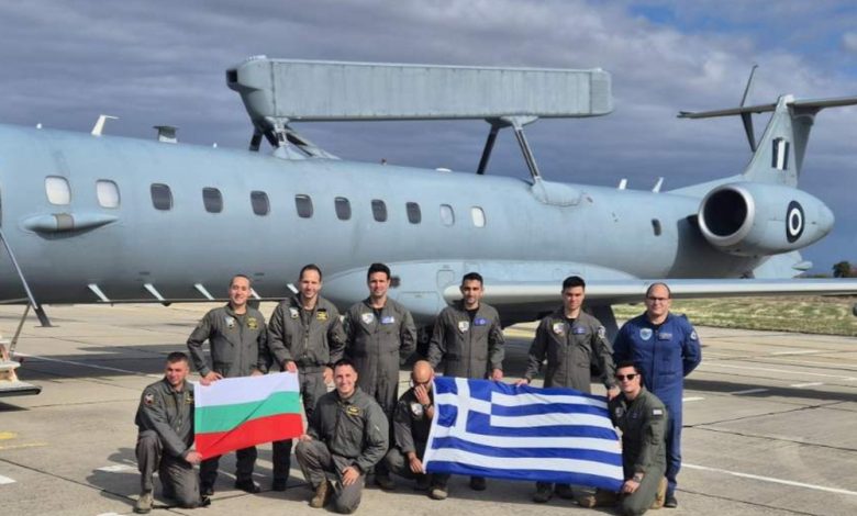 Bulgaristan ve Yunanistan hava kuvvetlerinden ortak tatbikat 1 Bulgaristan ile Yunanistan hava sahasında gerçekleştirilen “Green Bridge 2025” tatbikatında iki ülkenin savaş uçakları sınır ötesi hava güvenliği operasyonlarını başarıyla yerine getirdi.