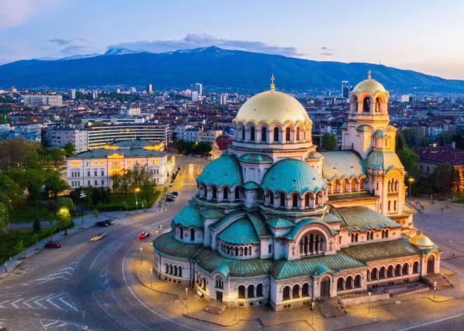 Bulgaristan'a vize nasıl alınır? 1 Türkiye’den Bulgaristan’a geçmek, hem tatil hem de ticaret açısından her yıl binlerce kişinin planlarında yer alıyor.