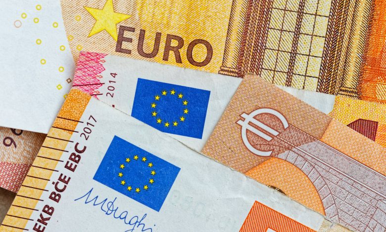 Bulgaristan hükümeti, 2026 bütçesi kapsamında asgari ücreti 1 Ocak 2026’dan itibaren 605 euroya çıkarma kararı aldı.