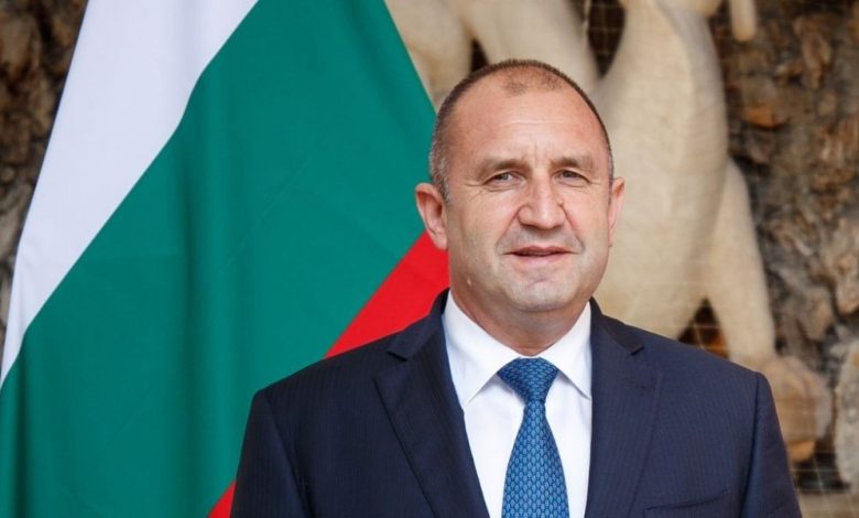 Rumen Radev: Hukuk devleti tehdit altında 1 Bulgaristan Cumhurbaşkanı Rumen Radev, istihbarat kurumlarındaki son değişikliklerin, muhalifleri susturmaya ve kamu kaynaklarının yağmalanmasına yol açtığını söyledi.