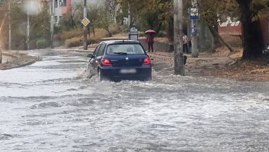 Bulgaristan’ın Varna kentinde akşam saatlerinde etkili olan sağanak yağış, kentte hayatı olumsuz etkiledi.