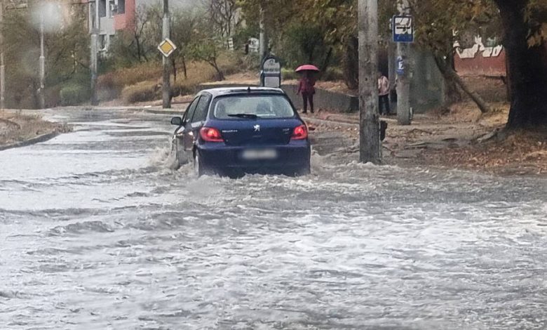 Sağanak yağış sonrası Varna’da yollar göle döndü 1 Bulgaristan’ın Varna kentinde akşam saatlerinde etkili olan sağanak yağış, kentte hayatı olumsuz etkiledi.