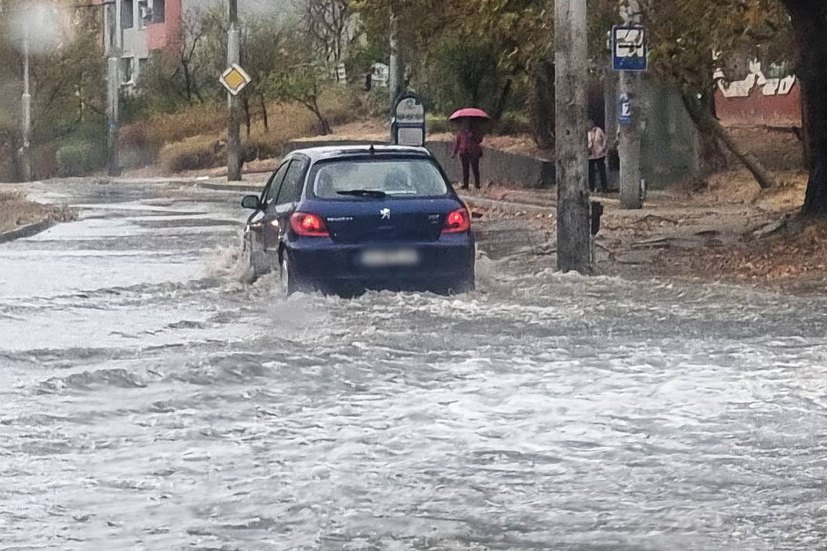 Bulgaristan’ın Varna kentinde akşam saatlerinde etkili olan sağanak yağış, kentte hayatı olumsuz etkiledi.