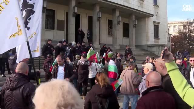 Vatandaşlar ulusal para birimi leva’nın korunmasını isterken hükümete istifa çağrısı yaptı.