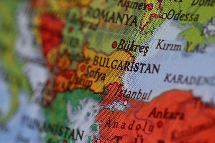 Bulgaristan’da uzun süreli ikamet etmek isteyen yabancılar için oturum izni başvuruları geniş bir kriter listesine dayanıyor.
