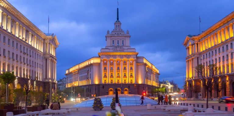 Bulgaristan’da uzun süreli oturma izni alan kişiler, belirli koşulların karşılanması halinde Avrupa’nın birçok noktasına ek vizeye ihtiyaç duymadan seyahat edebiliyor.