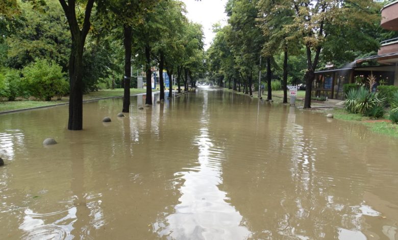 Bulgaristan’da yoğun yağışların vurduğu Petriç, Sandanski, Simitli ve Strumyani’de onlarca bina su altında kaldı; köprüler yıkıldı, yollar kapandı.