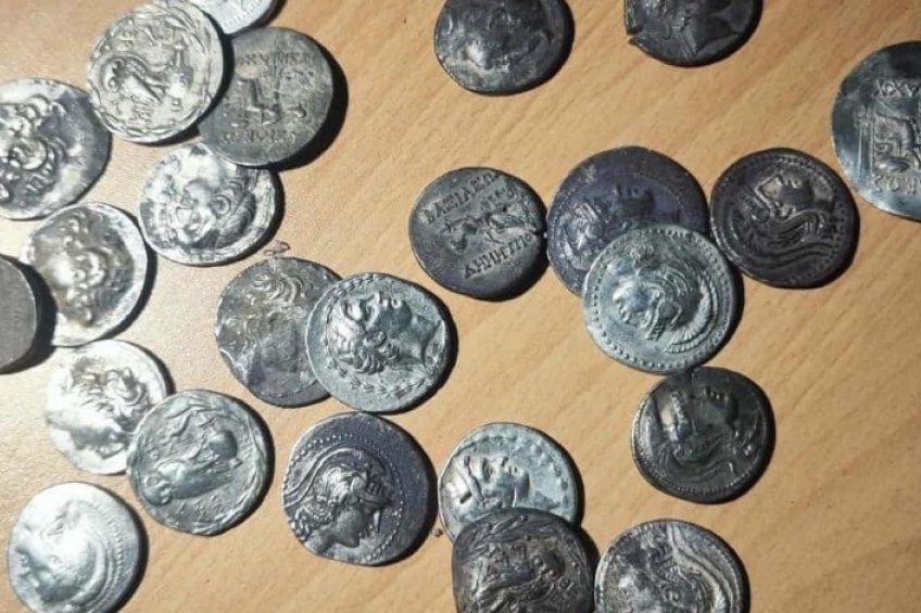 Türkiye’den Bulgaristan’a geçmek isteyen bir araçta yapılan aramada, gizlenmiş halde 71 adet tarihi sikke ele geçirildi.
