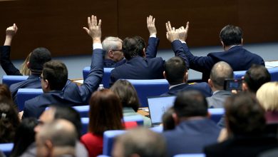 Bulgaristan Parlamentosu, protestoların gölgesinde görevini bırakan Başbakan Rosen Jelyazkov liderliğindeki koalisyon hükümetinin istifasını oy birliğiyle onayladı.