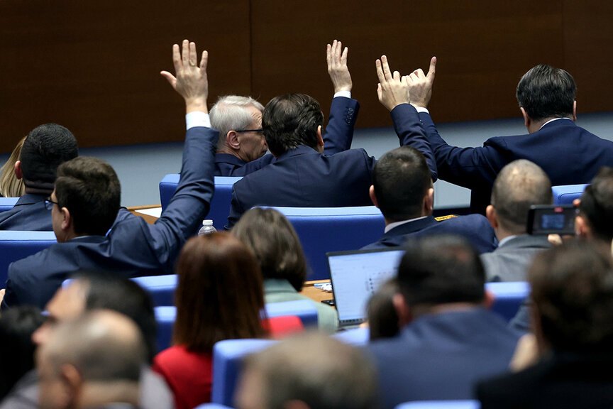 Bulgaristan Parlamentosu, protestoların gölgesinde görevini bırakan Başbakan Rosen Jelyazkov liderliğindeki koalisyon hükümetinin istifasını oy birliğiyle onayladı.