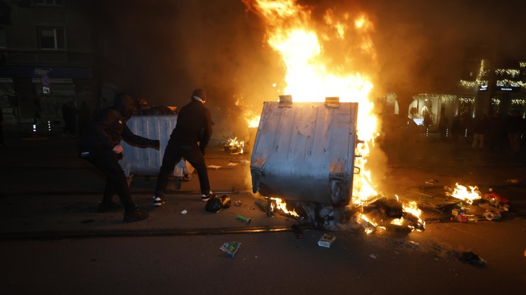Bulgaristan başkenti Sofya başta olmak üzere birçok kentte binlerce kişinin katıldığı protestolar, 2026 bütçesine tepkiyle başladı