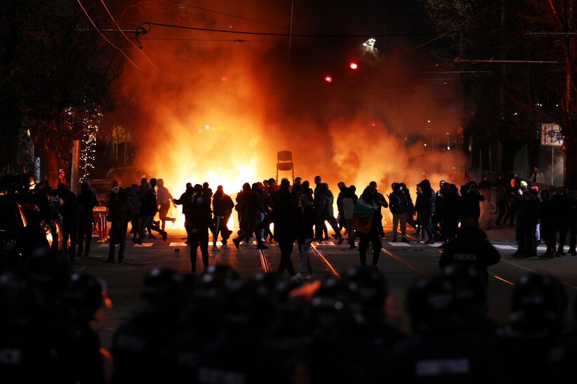 Bulgaristan’ın başkenti Sofya’da akşam saatlerinde hükümet karşıtı spontane bir protesto gerçekleşti.