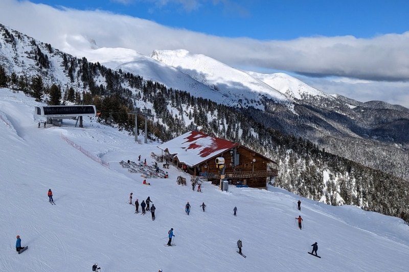 Bansko kayak rotası, 2.560 metreye uzanan pistleri ve 3 gece oda/kahvaltı + uçuş + vergi dahil WTS paketiyle bu kış daha da cazip bir hale geliyor.