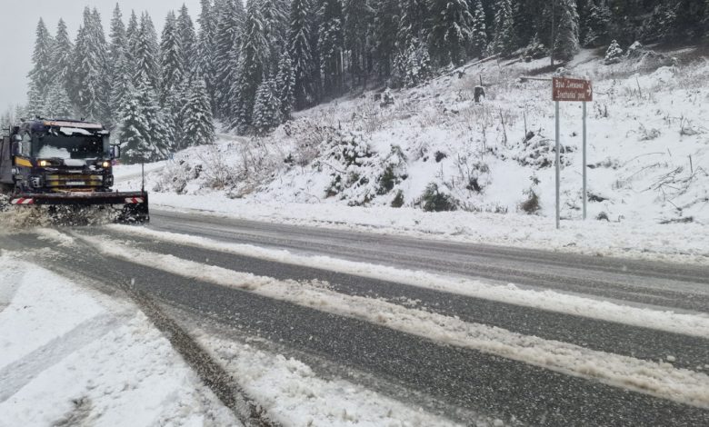 Bulgaristan’da etkisini artıran kar yağışı ve fırtına nedeniyle yollar kapandı, geçitlerde trafik durma noktasına geldi
