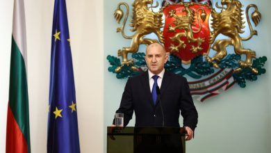 Bulgaristan’da siyasi deprem: Cumhurbaşkanı Rumen Radev istifasını açıkladı 4 Erken seçim sürecine giren Bulgaristan’da Cumhurbaşkanı Rumen Radev’in “görevi bırakıyorum” açıklaması gündemi altüst etti.