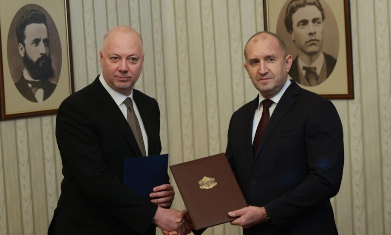 Bulgaristan’da yeni hükümetin kurulması için başlatılan süreçte ilk adım atıldı. Cumhurbaşkanı Rumen Radev’in verdiği ilk yetki, kısa süre içinde boş olarak geri döndü.