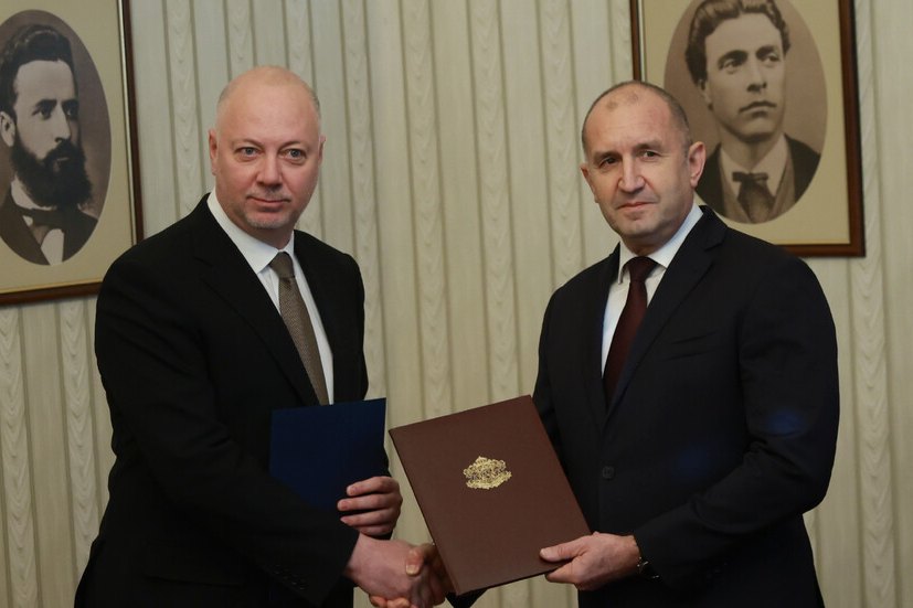 Bulgaristan’da yeni hükümetin kurulması için başlatılan süreçte ilk adım atıldı. Cumhurbaşkanı Rumen Radev’in verdiği ilk yetki, kısa süre içinde boş olarak geri döndü.