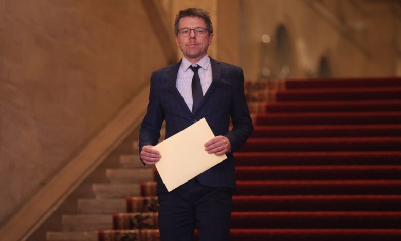 Bulgaristan’da uyuşturucu ve alkollü araç kullandığı iddialarıyla gündeme gelen Stoil Tsitselkov, yemin ederek başladığı görevinden bir gün sonra ayrıldı.