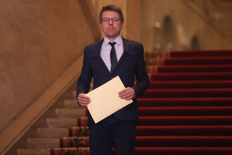 Bulgaristan’da uyuşturucu ve alkollü araç kullandığı iddialarıyla gündeme gelen Stoil Tsitselkov, yemin ederek başladığı görevinden bir gün sonra ayrıldı.