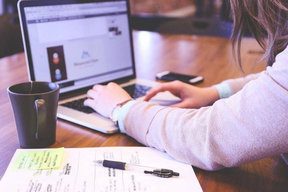 İnternet erişiminin hızla arttığı Bulgaristan’da kullanım alışkanlıkları, online alışveriş ve yapay zekâ entegrasyonu Avrupa Birliği ortalamasının gerisinde kalıyor.