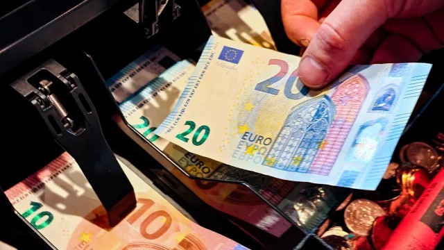 Ulusal İstatistik Enstitüsü verilerine göre Bulgaristan’da ortalama brüt aylık maaş 2741 levaya çıktı. Rakamın son iki yılda yaklaşık 1000 leva arttığı açıklandı.