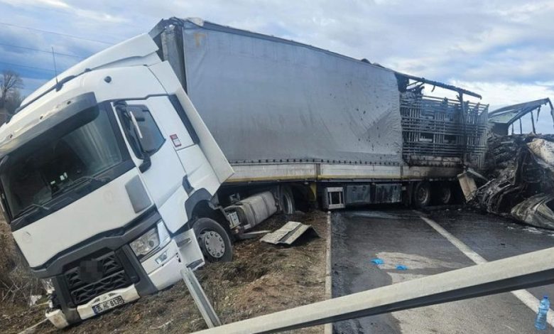Bulgaristan’ın başkenti Sofya yakınlarında arıza nedeniyle yol kenarında duran TIR’a arkadan çarpan başka bir TIR, iki Türk sürücünün yaşamını yitirdiği kazaya yol açtı.
