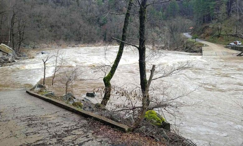 Bulgaristan’da şiddetli yağışların ardından Ardino Belediyesi, bazı yerleşim yerlerinde olağanüstü hal ilan etti.