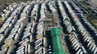Avrupa ülkelerine götürmek için Kapıkule Sınır Kapısı’na gelen TIR sürücüleri, son günlerde 90 saati aşan bekleme süresine karşı bir araya gelerek ses yükseltti.