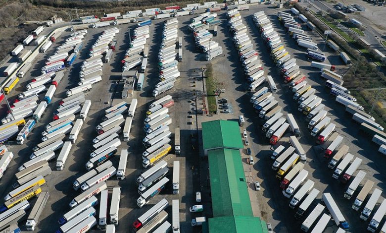Avrupa ülkelerine götürmek için Kapıkule Sınır Kapısı’na gelen TIR sürücüleri, son günlerde 90 saati aşan bekleme süresine karşı bir araya gelerek ses yükseltti.
