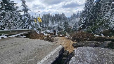 Bulgaristan’ın Rodop Dağları’nda, Pamporovo-Smolyan yolu yakınlarında meydana gelen büyük heyelan sonrası bölgede trafik durduruldu.