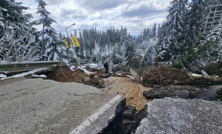 Bulgaristan’ın Rodop Dağları’nda, Pamporovo-Smolyan yolu yakınlarında meydana gelen büyük heyelan sonrası bölgede trafik durduruldu.