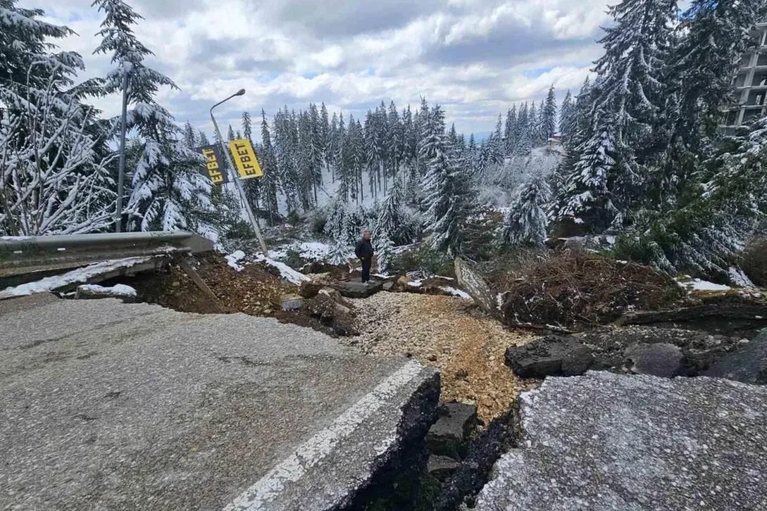 Bulgaristan’ın Rodop Dağları’nda, Pamporovo-Smolyan yolu yakınlarında meydana gelen büyük heyelan sonrası bölgede trafik durduruldu.