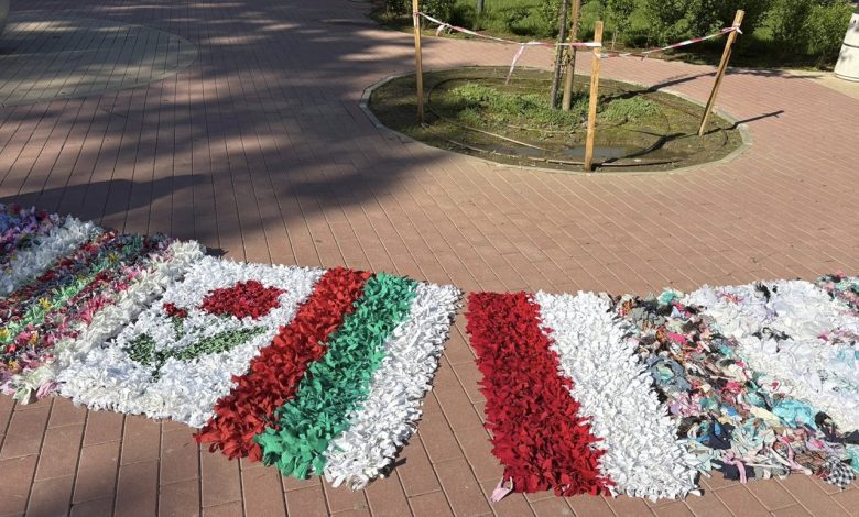Bulgaristan’ın Kazanlık kentinde Gül Bayramı kapsamında 200 metreyi aşan uzunluğuyla dikkat çeken özel bir çerge sergilendi