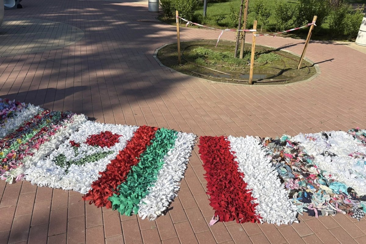 Bulgaristan’ın Kazanlık kentinde Gül Bayramı kapsamında 200 metreyi aşan uzunluğuyla dikkat çeken özel bir çerge sergilendi