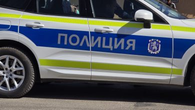Bulgaristan’ın Botevgrad kentinde çevre yolunda çalışan Yol Altyapı Ajansı görevlilerine otomobil çarptı.
