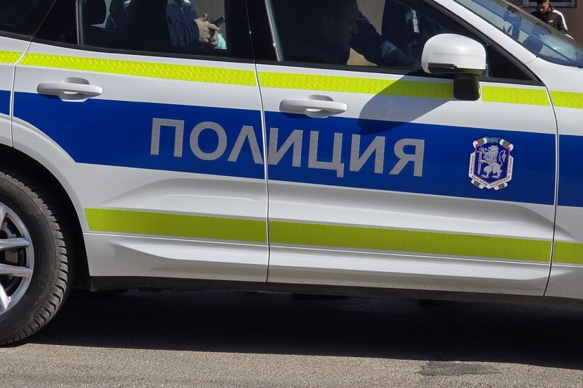 Bulgaristan’ın Botevgrad kentinde çevre yolunda çalışan Yol Altyapı Ajansı görevlilerine otomobil çarptı.