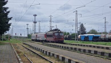 Bulgaristan’ın Stara Zagora kentinde yük vagonunun üzerine çıkan 17 yaşındaki 2 çocuk elektrik akımına kapıldı.