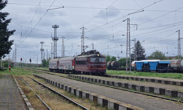 Bulgaristan’ın Stara Zagora kentinde yük vagonunun üzerine çıkan 17 yaşındaki 2 çocuk elektrik akımına kapıldı.