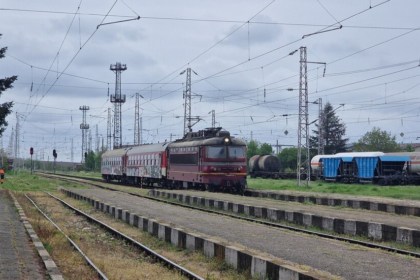 Bulgaristan’ın Stara Zagora kentinde yük vagonunun üzerine çıkan 17 yaşındaki 2 çocuk elektrik akımına kapıldı.