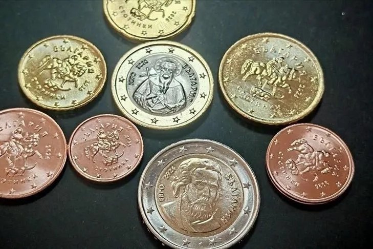 Bulgaristan’da vatandaşların ellerindeki levaları banka ve yetkili posta şubelerinde ücretsiz euroya çevirmesi için tanınan süre bugün sona eriyor.