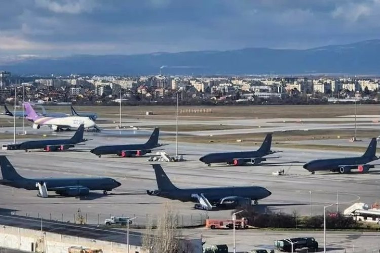 Bulgaristan Savunma Bakanlığı, Vasil Levski Havalimanı’nda bulunan ABD’ye ait uçaklardan 4’ünün ayrıldığını açıkladı.