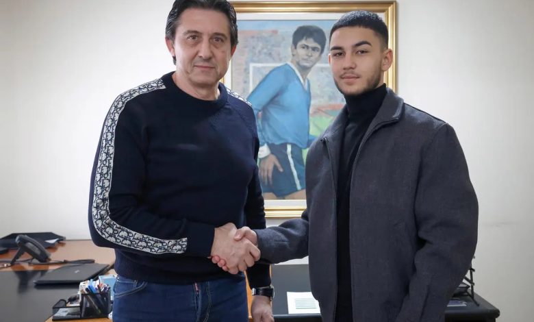 Bulgar futbolunun tanınan isimlerinden Emil Angelov’un oğlu Ernan Angelov, Levski altyapısındaki performansıyla dikkat çekiyor.