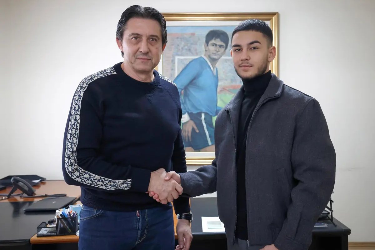 Bulgar futbolunun tanınan isimlerinden Emil Angelov’un oğlu Ernan Angelov, Levski altyapısındaki performansıyla dikkat çekiyor.